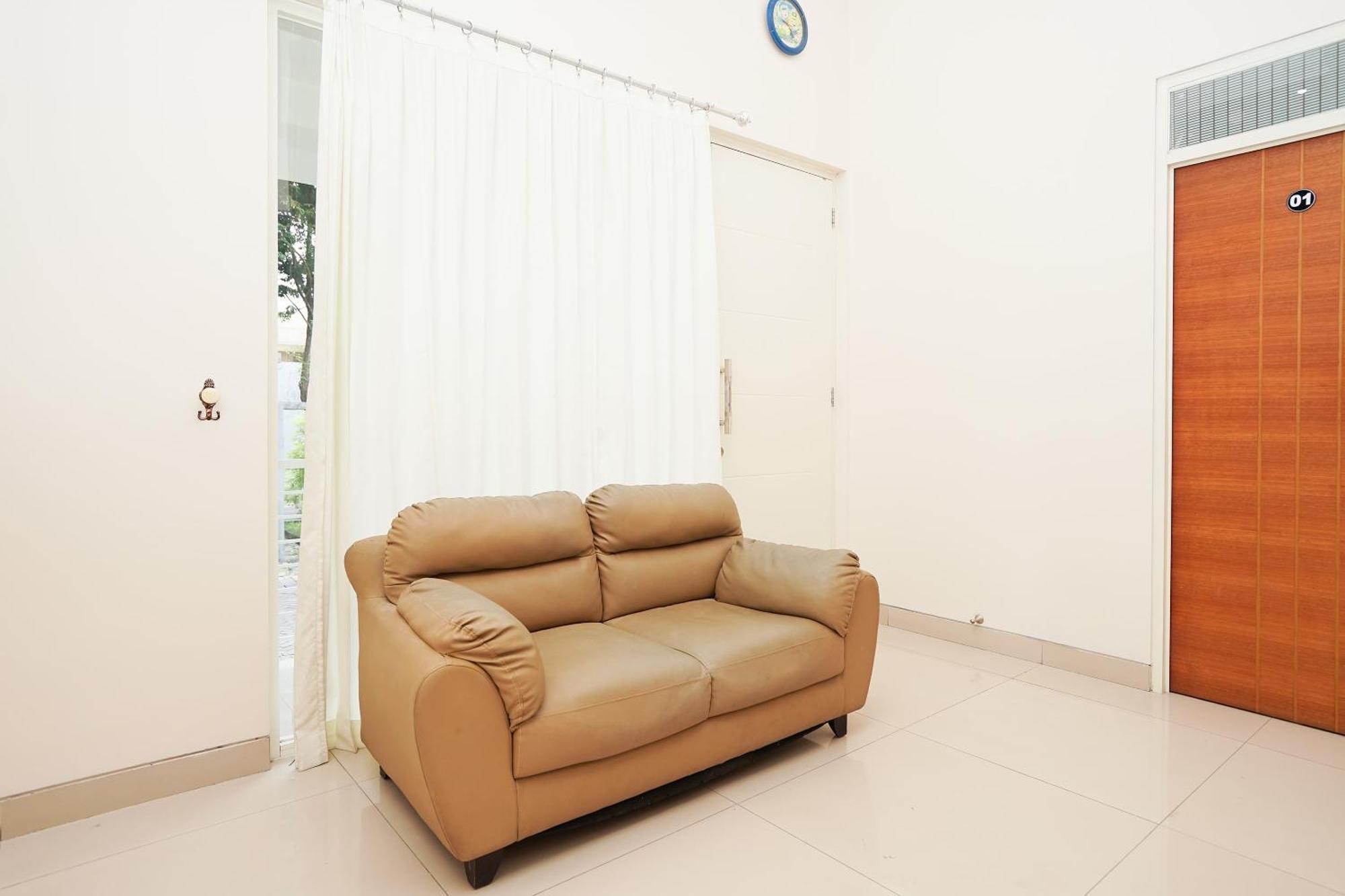 Oyo 782 Menjangan Residence At Citraland 1 Surabaya Exteriör bild